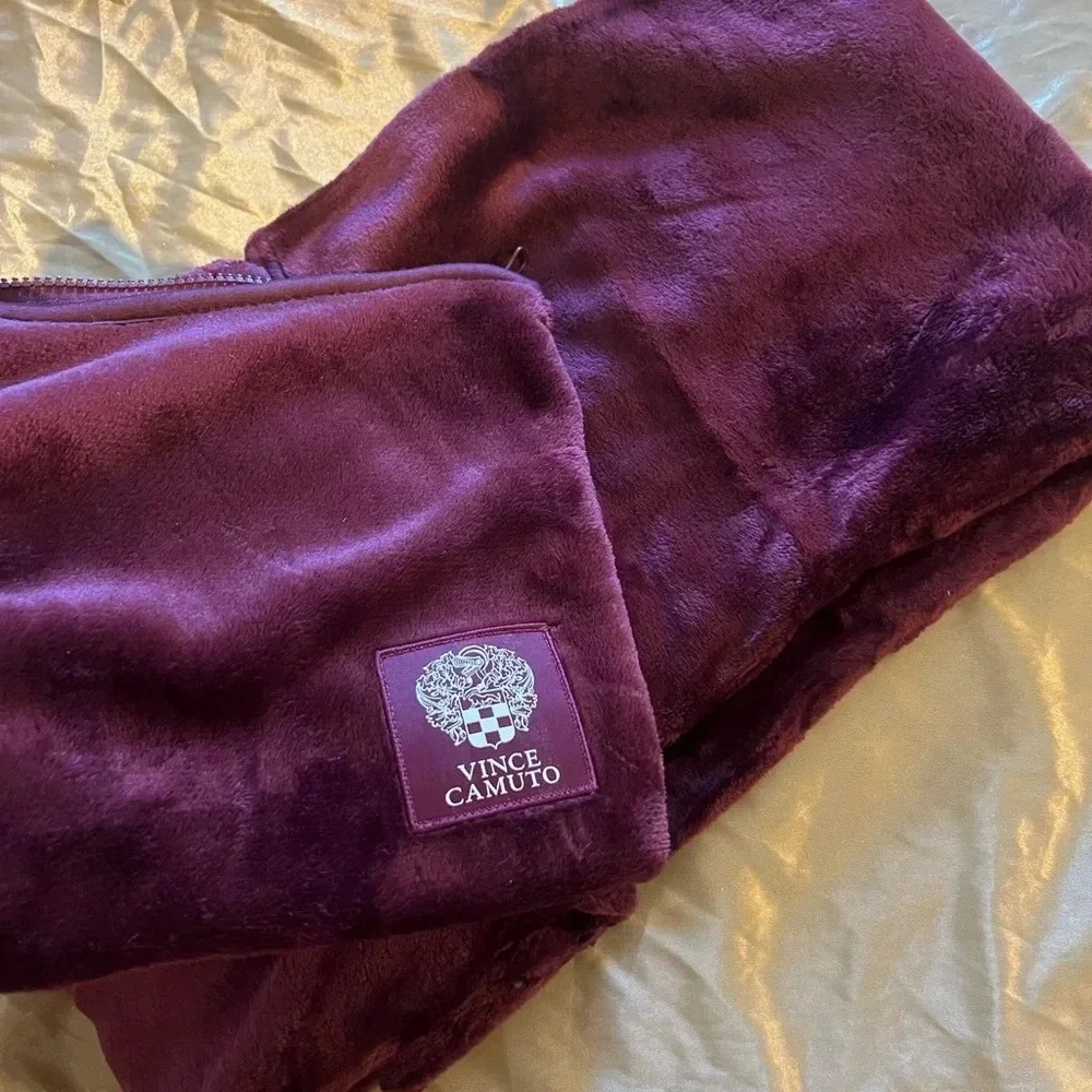 Vince camuto travel blanket with zipper storage bag.